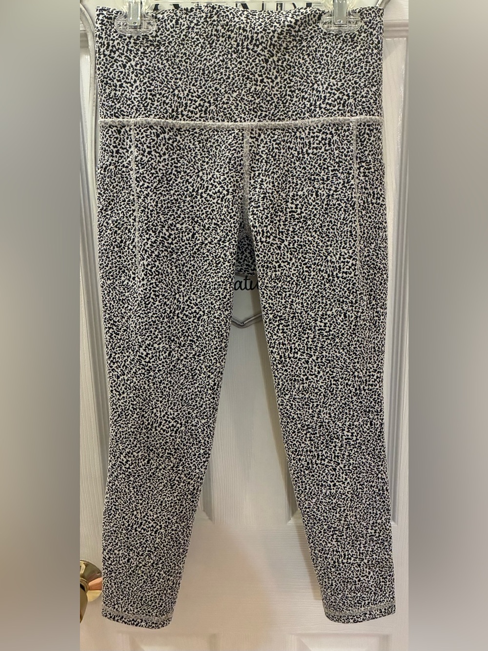Athleta Salutation Stash II Textured 7/8 Leggings XS Micro Cheetah Black/White